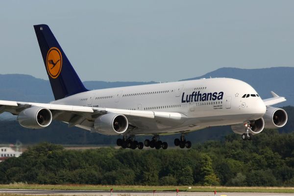 A380 Lufthansa Landing 600.jpg