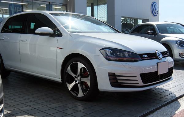 Golf7 GTI front right and Beetle 600.jpg