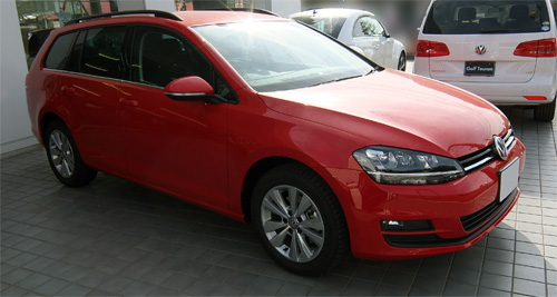 VW Golf7 Variant front right in shop 500.jpg