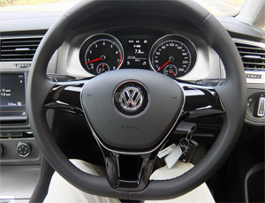 VW Golf7 Variant steering wheel 300.jpg