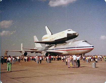 Shuttle_Enterpriseをアメリカン塗装の輸送機に乗せた地上写真.jpg